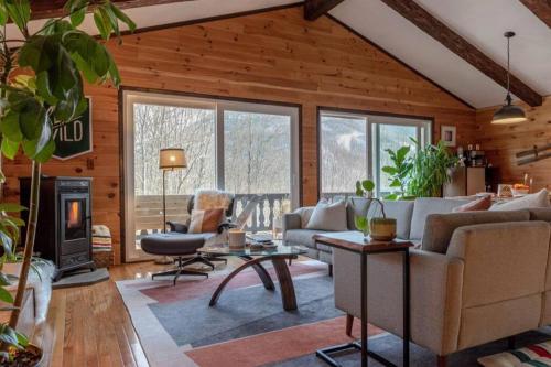 A seating area at Secluded Chalet with Hot Tub, Mountain View’s