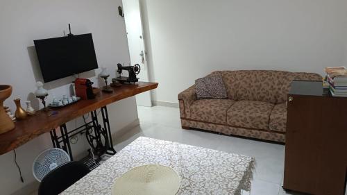 sala de estar con sofá y TV en Apartamento - Diária ou Curta Temporada 34, en Salvador