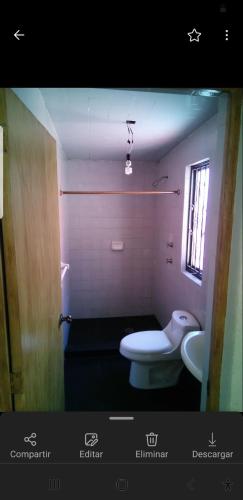 La salle de bains est pourvue de toilettes et d'un lavabo. dans l'établissement Casa en renta, à Mexico