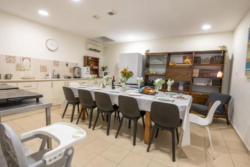 uma cozinha com mesa e cadeiras num quarto em Boutique Suites - Prime Location Old City em Safed