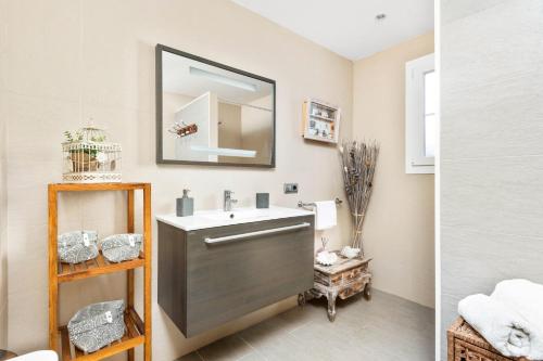 een badkamer met een wastafel en een spiegel bij Villa Tamyan by Villa Plus in Son Parc