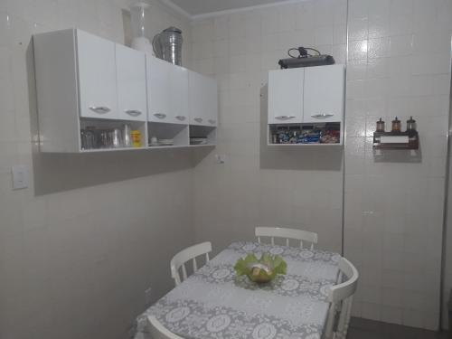 Virtuve vai virtuves zona naktsmītnē Apartamento com Estacionamento, Wi-Fi, Ar condicionado a 300 metros da Praia da Enseada no Guarujá.