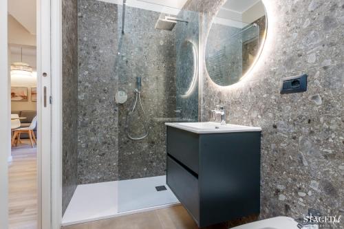 A bathroom at FEEL - Grand Alta Apartment