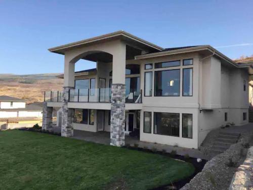 Cozy 4BD House with Lakeview Place in Kelowna