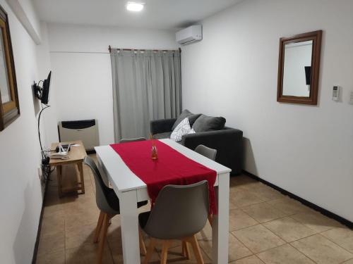 una sala de estar con una mesa con un paño rojo. en Dpto temporal Azhares Juan Bautista ALBERDI 187 Octavo piso B en San Salvador de Jujuy