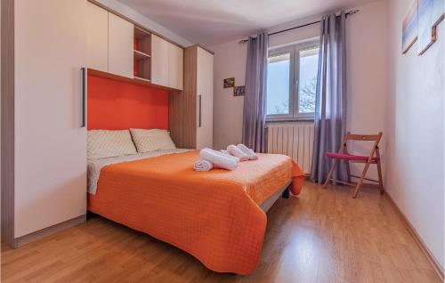- une chambre avec un lit et 2 serviettes dans l'établissement Gorgeous Apartment In Ripenda Kras With Outdoor Swimming Pool, à Ripenda Kras