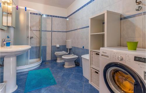 La salle de bains est pourvue d'un lave-linge. dans l'établissement Gorgeous Apartment In Ripenda Kras With Outdoor Swimming Pool, à Ripenda Kras