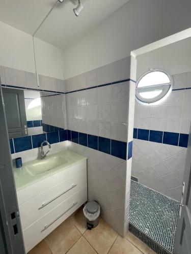 a bathroom with a sink and a shower at T3 Spacieux aux 3 ILETS Terrasse Vue Mer in Les Trois-Îlets