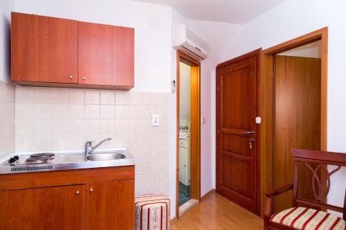 Kuchyňa alebo kuchynka v ubytovaní Apartments Lepur