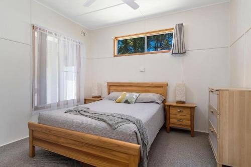 Una cama o camas en una habitación de Naroon