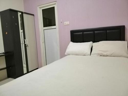 Ένα ή περισσότερα κρεβάτια σε δωμάτιο στο Wisma Lusya near GOR Satria RedPartner