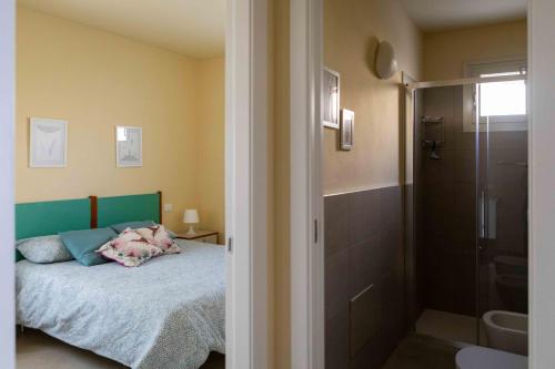 Ένα μπάνιο στο Casa con ampio terrazzo, vista lago e giardino