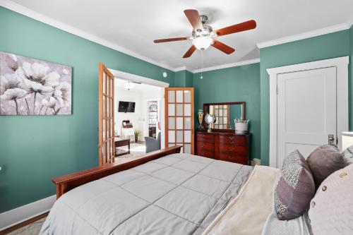 科羅拉多斯普林斯的住宿－The Wildflower Vacation Cottage，一间卧室配有一张床和吊扇