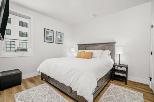 トラバースシティにあるCypress Parkside Condoの大きなベッドと窓のある白い寝室