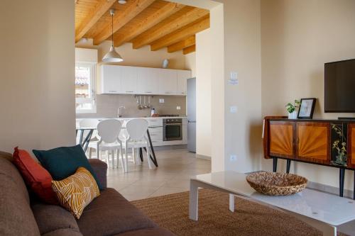 Foto Casa con ampio terrazzo, vista lago e giardino 4