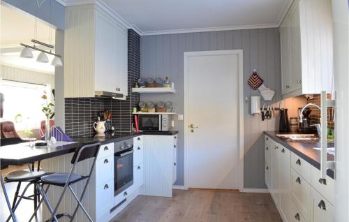 Η κουζίνα ή μικρή κουζίνα στο Lovely Home In Utåker With Wifi