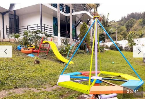 einen Spielplatz im Hof eines Hauses in der Unterkunft Finca las palmeras /Cabaña de Ian in San Antonio del Tequendama