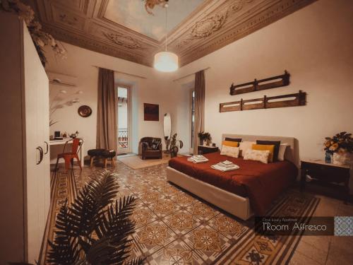 um quarto com uma cama e uma sala de estar em CITRUS LUXURY APARTMENT - holiday apartment with up to 3 bedrooms in palermo center em Palermo