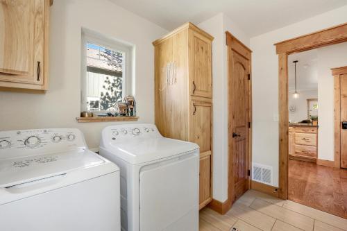 eine weiße Waschmaschine und ein Trockner in der Küche in der Unterkunft Black Bear Cabin with Hot Tub in Woodland Park