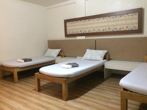 ein Krankenhauszimmer mit zwei Betten darin in der Unterkunft CrisFil's Lodge Incorporated in Dumaguete