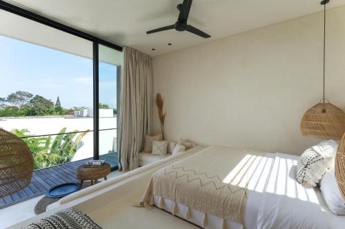 Casa Noema في كيروبوكان: غرفة نوم بسرير كبير وبلكونة