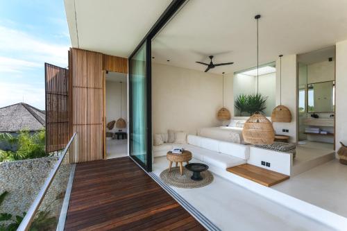 Casa Noema في كيروبوكان: غرفة نوم بسرير وشرفة بجدران زجاجية