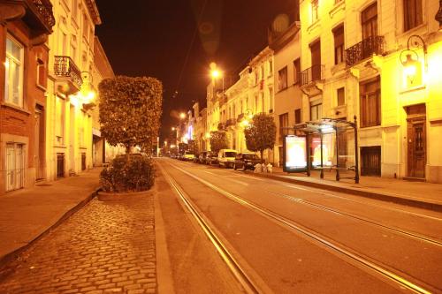 una calle de ciudad vacía por la noche con edificios en Guest house Heysel Laeken Atomium, en Bruselas