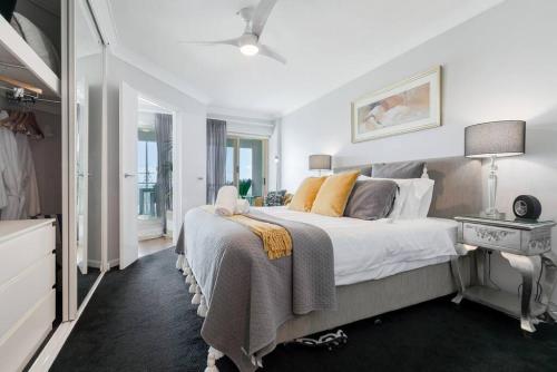 Un dormitorio blanco con una cama grande y una ventana en Suite 305 Sandcastles 3 Bedroom Deluxe Apartment, en Perth