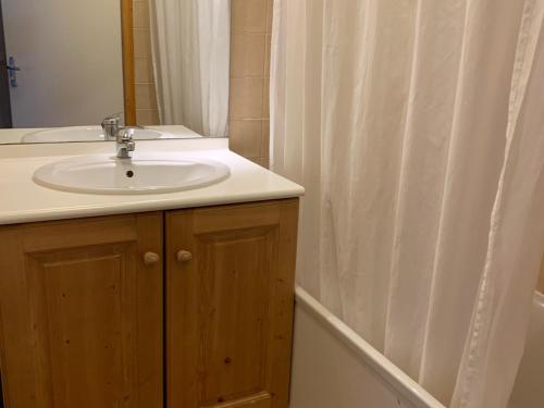 une salle de bain avec un lavabo et un rideau de douche dans l'établissement Appartement cosy à Orcières avec parking et WIFI gratuit, 4 personnes - FR-1-636-218, à Orcières