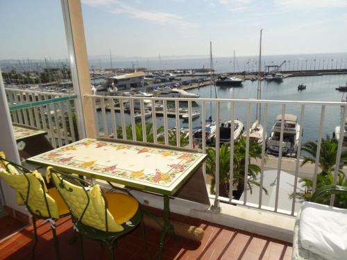 Studio à Hyères Port avec loggia et parking - FR-1-335-187