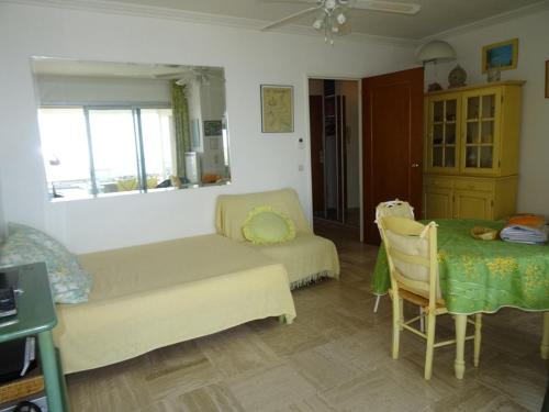 un salon avec un canapé et une table dans l'établissement Studio à Hyères Port avec loggia et parking - FR-1-335-187, à Hyères