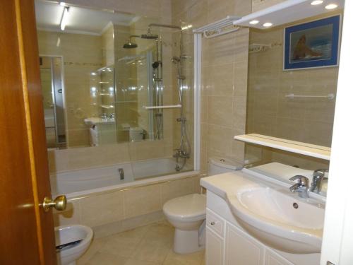 une salle de bain avec un lavabo, des toilettes et une douche dans l'établissement Studio à Hyères Port avec loggia et parking - FR-1-335-187, à Hyères