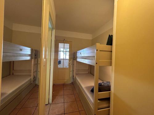 une chambre avec deux lits superposés et un miroir dans l'établissement Studio cabine 4 pers. avec piscine commune et parking - FR-1-226-510, à Roquebrune-sur Argens