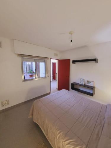 1 dormitorio con 1 cama grande y 2 ventanas en Los Malvones en Viedma