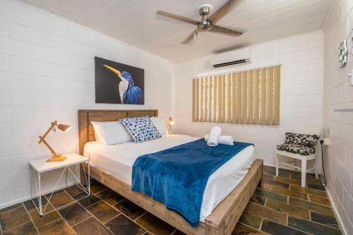 sypialnia z łóżkiem typu king-size i wentylatorem w obiekcie Island View Apt 1 w mieście Arcadia