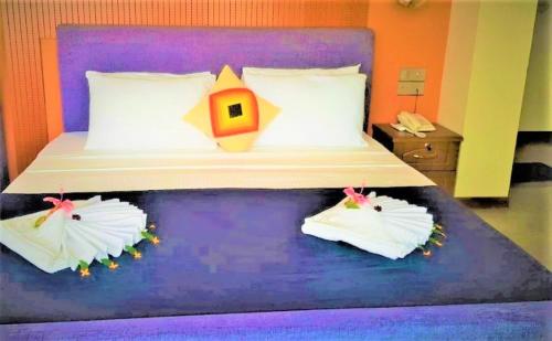 Sooriya Wessagiri Resort tesisinde bir odada yatak veya yataklar