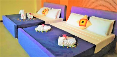 Tempat tidur dalam kamar di Sooriya Wessagiri Resort