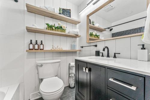 een badkamer met een toilet en een wastafel bij Ash Cir Stylish Family friendly, Hot Tub and Wi-Fi in Centennial