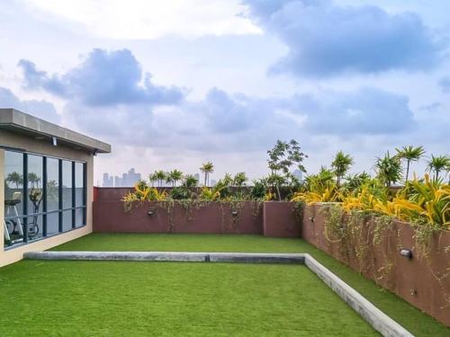 可倫坡的住宿－Fully Furnished Apartment，后院设有绿色草坪和围栏