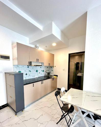 1 Bedroom Condominium tesisinde mutfak veya mini mutfak