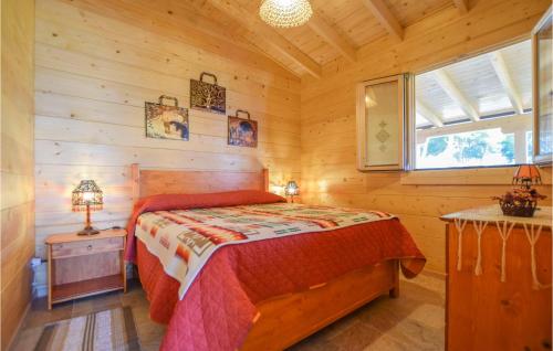 a bedroom with a bed in a log cabin at Rifugio Di Eracle in Mangiapane