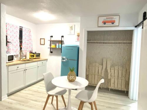 Η κουζίνα ή μικρή κουζίνα στο Pineapple Shores Retro Inn 3