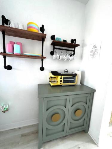Dapur atau dapur kecil di Pineapple Shores Retro Inn 6