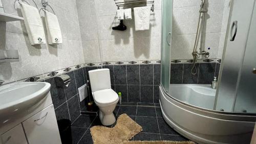 y baño con aseo, bañera y lavamanos. en Sultan Jalal-Abad en Jalal-Abad