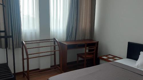 a small room with a desk and a bed at Jays Guest - Rajagiriya Colombo in Rajagiriya