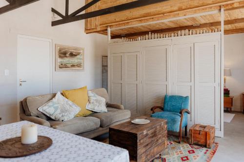 パターノスターにあるPearlのソファとテーブルのあるリビングルーム