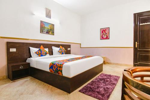 een slaapkamer met een groot bed in een kamer bij FabHotel Water Vibe in Gurgaon