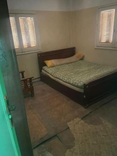 1 dormitorio con 1 cama y 2 ventanas en المحله الكبرى en El-Mahalla El-Kubra