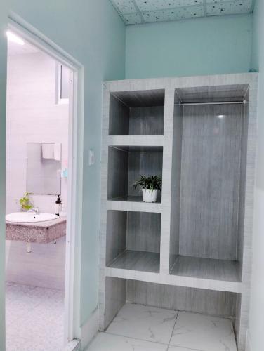 a bathroom with a sink and a mirror at Nhà nghỉ Thành Lợi in Ấp Rạch Mẹo
