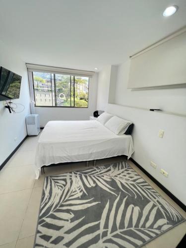 1 dormitorio con 2 camas y alfombra de cebra en Apartamento en unidad con Full Entretenimiento, en Medellín